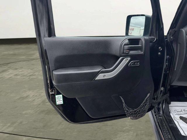 2015 Jeep Wrangler Unlimited Rubicon 4x4 4dr SUV - 23014125 - 9