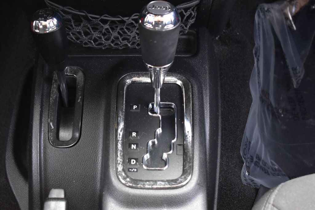 2015 Jeep Wrangler Unlimited Sport - 22976522 - 28