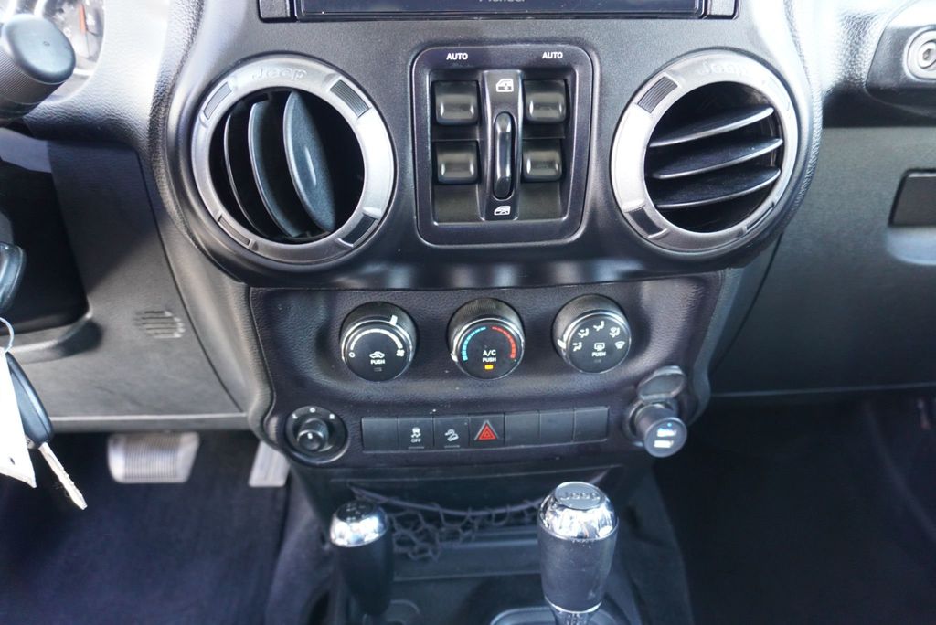 2015 Jeep Wrangler Unlimited Sport - 23051013 - 28