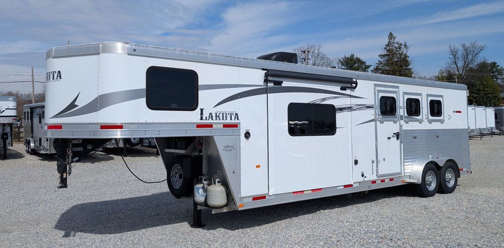 2015 Lakota 3 Horse Slant 11' Living Quarters  - 23015417 - 1