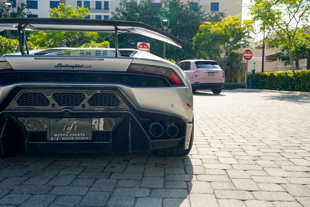 2015 Lamborghini Huracan 2dr Coupe LP 610-4 - 23058615 - 25