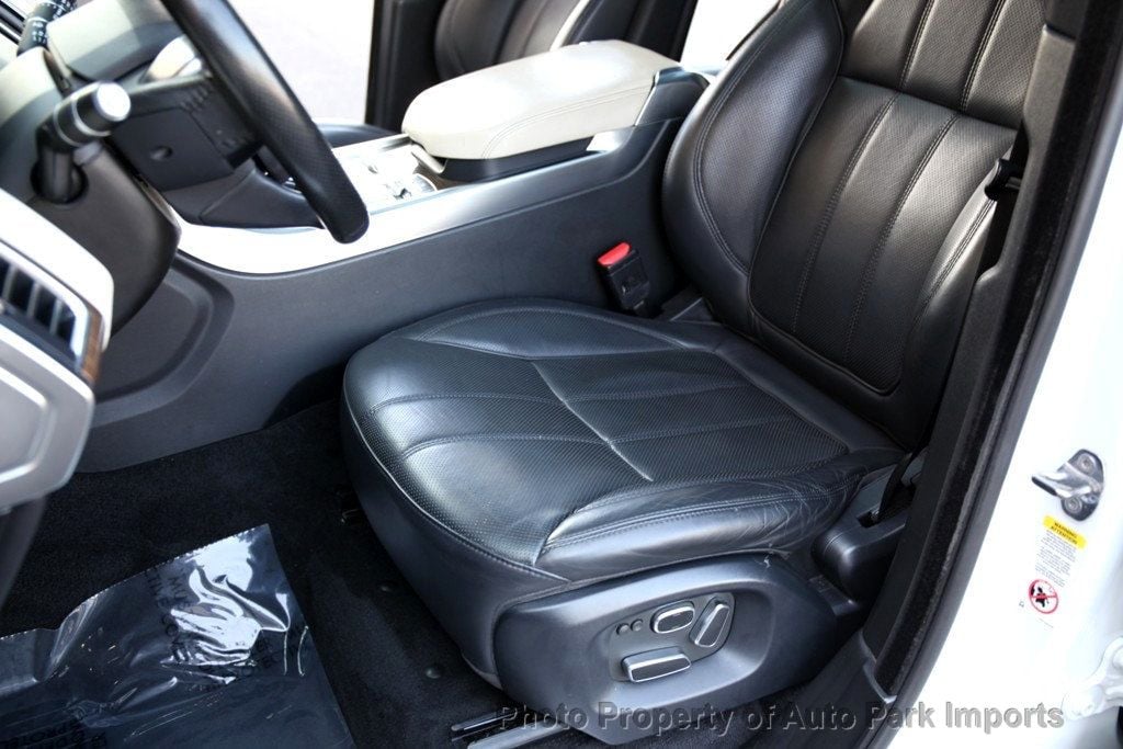 2015 Land Rover Range Rover Sport HSE photo 24