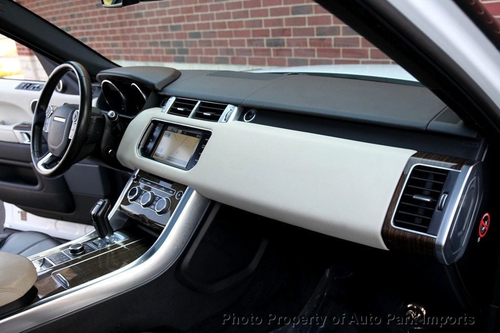2015 Land Rover Range Rover Sport HSE photo 32