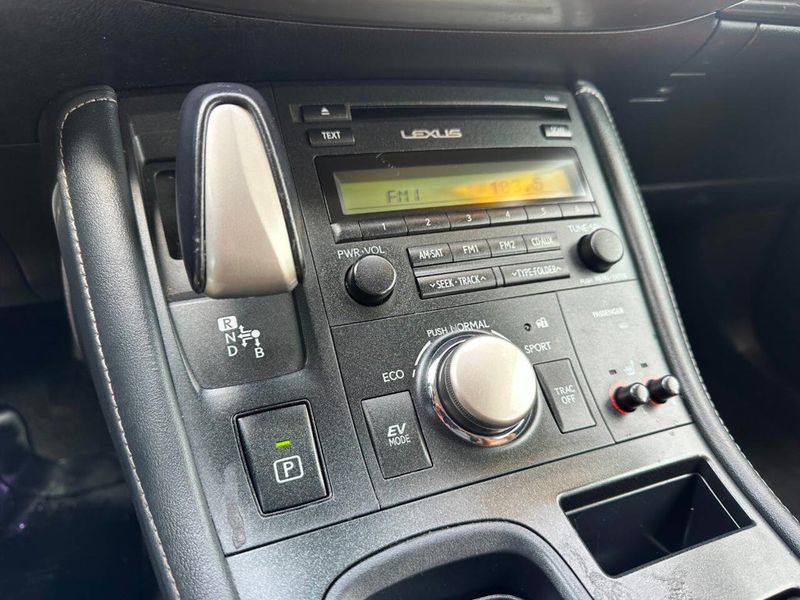 2015 Lexus CT 200h 5dr Sedan Hybrid - 22880871 - 32