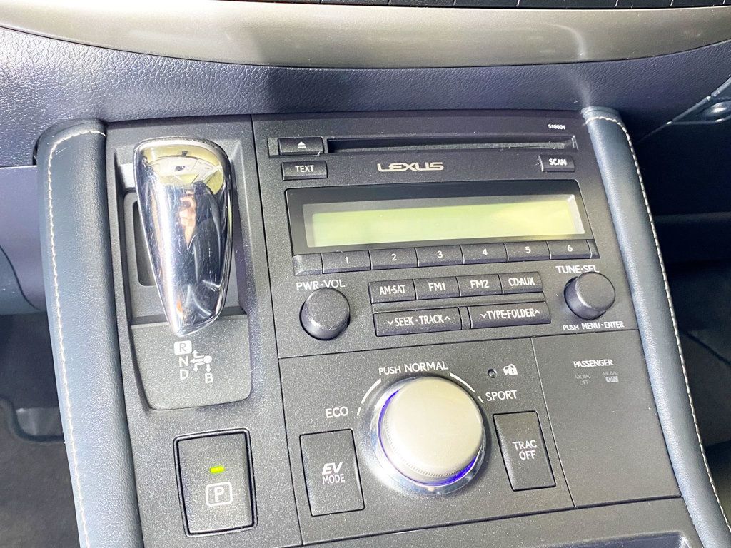 2015 Lexus CT 200h 5dr Sedan Hybrid - 22928331 - 32