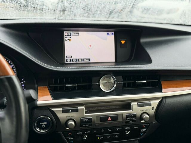 2015 Lexus ES 300h 4dr Sedan Hybrid - 22960995 - 32