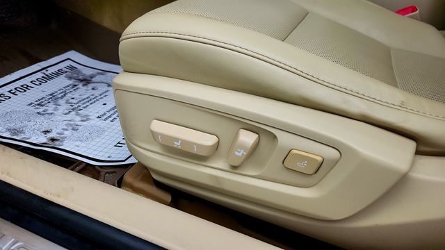 2015 Lexus ES 350 4dr Sedan w/ Premium Audio, Leather Seats & Dual Zone Climate - 22992813 - 11