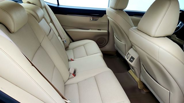 2015 Lexus ES 350 4dr Sedan w/ Premium Audio, Leather Seats & Dual Zone Climate - 22992813 - 23