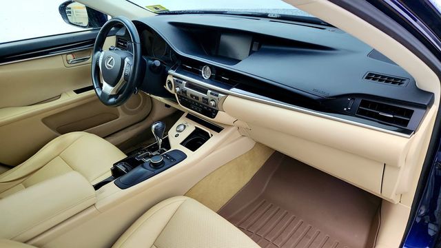2015 Lexus ES 350 4dr Sedan w/ Premium Audio, Leather Seats & Dual Zone Climate - 22992813 - 25