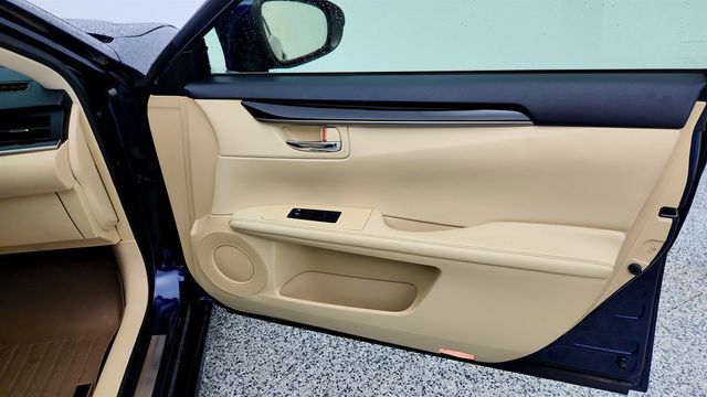 2015 Lexus ES 350 4dr Sedan w/ Premium Audio, Leather Seats & Dual Zone Climate - 22992813 - 26