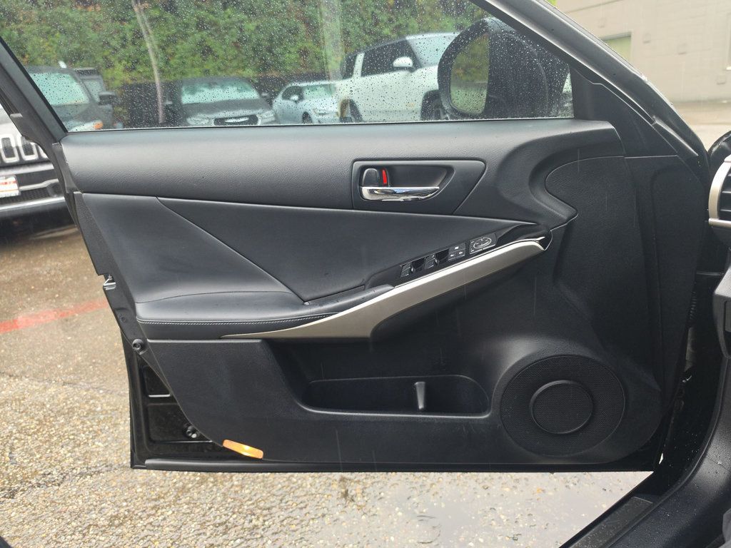 Lexus IS250 photo 18