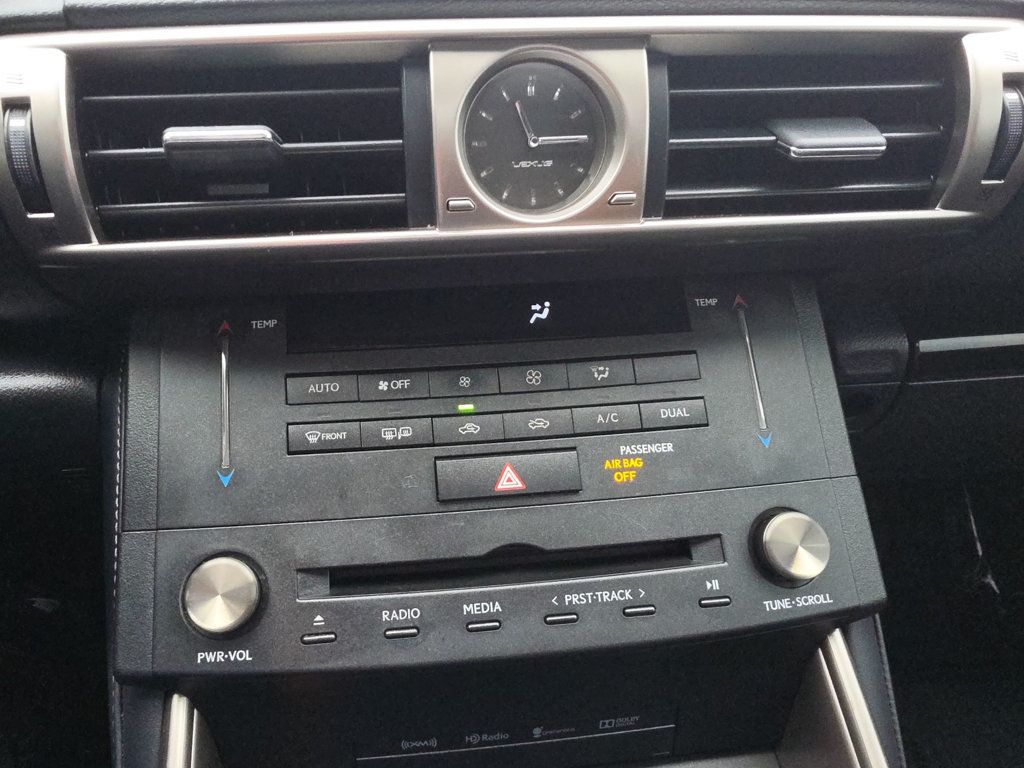 Lexus IS250 photo 31