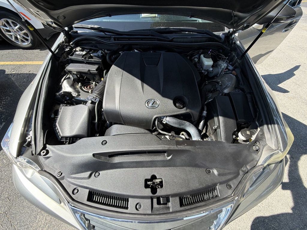 Lexus IS photo 10