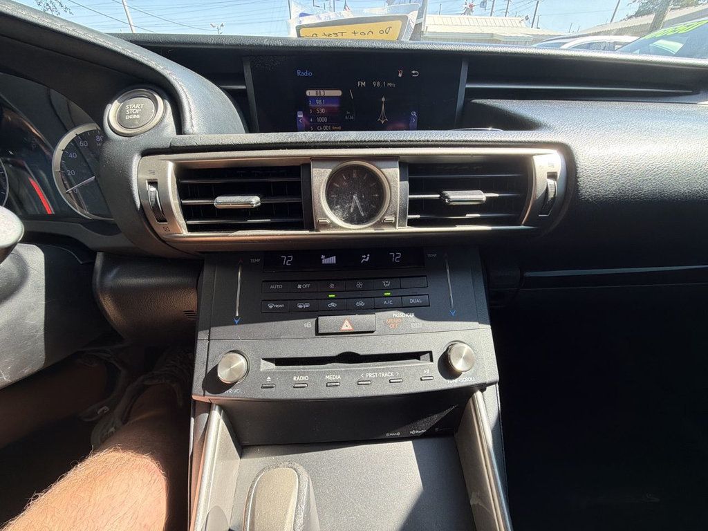 Lexus IS photo 16