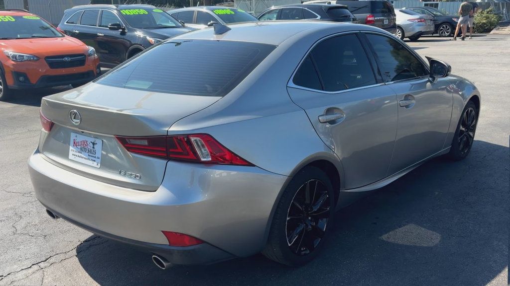 Lexus IS photo 7