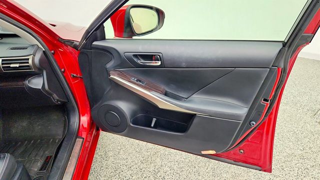 2015 Lexus IS 350 4dr Sedan AWD w/ Luxury Pkg, Nav System & 18'' Wheels - 23020176 - 26