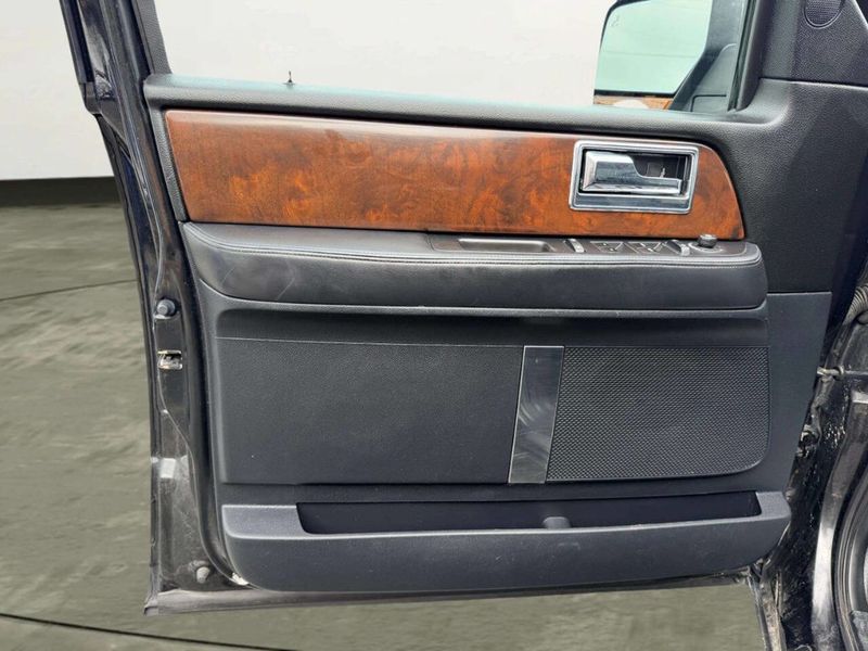 2015 Lincoln Navigator 4WD 4dr - 23039372 - 16