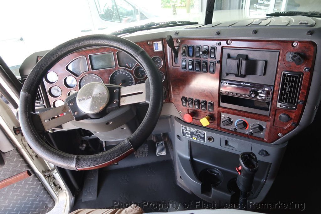 2015 Mack CHU613 Pinnacle 64T Sleeper  - 22887170 - 18