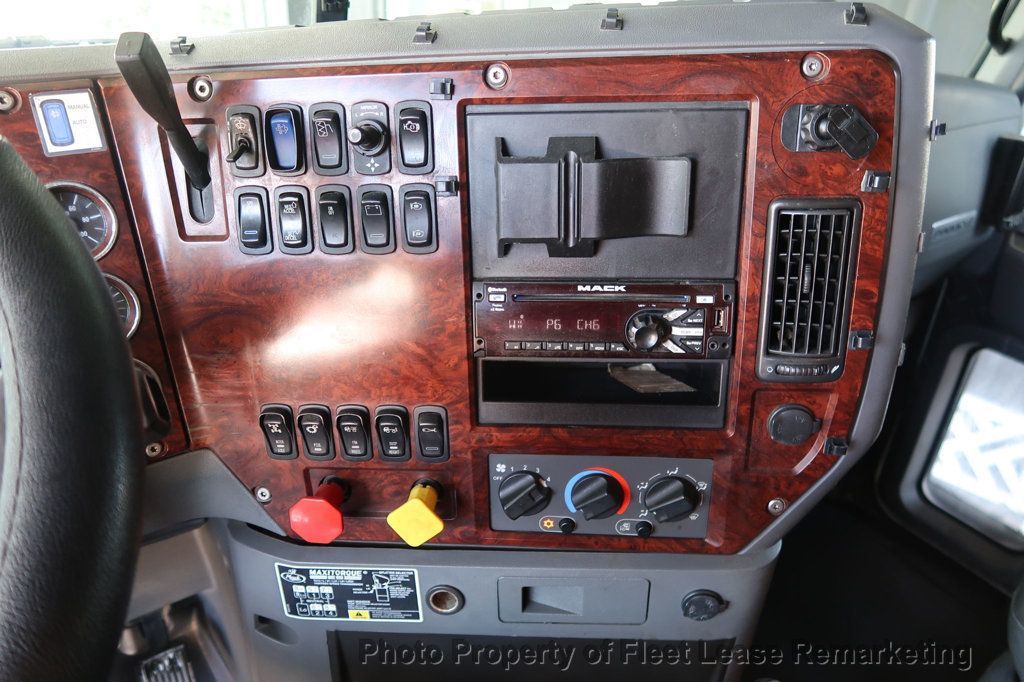 2015 Mack CHU613 Pinnacle 64T Sleeper  - 22887170 - 20