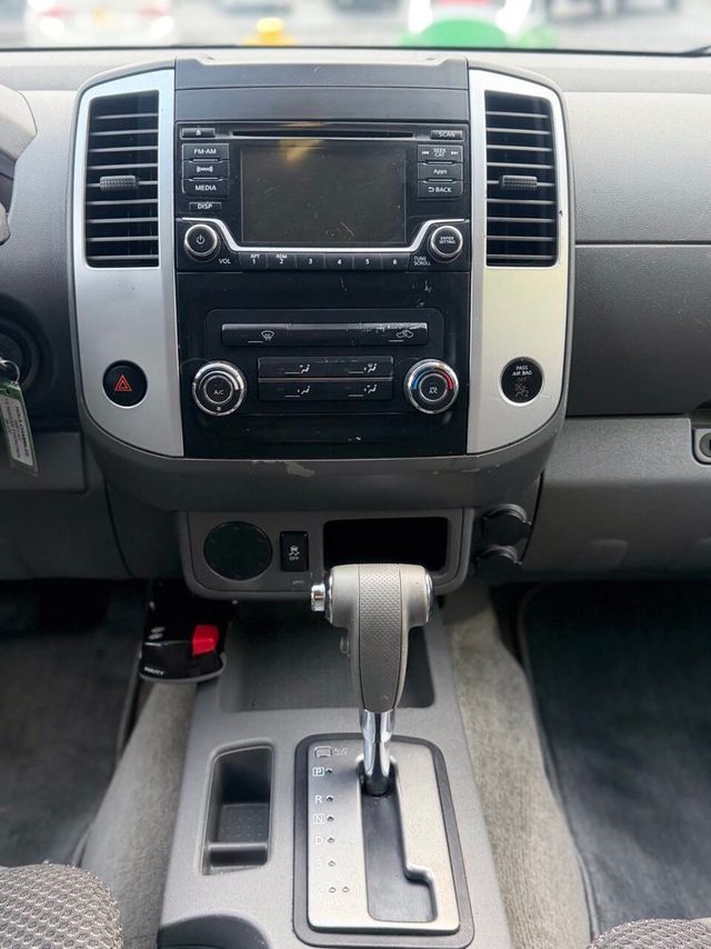 2015 Nissan Frontier 2WD Crew Cab SWB Automatic Desert Runner - 22975803 - 17