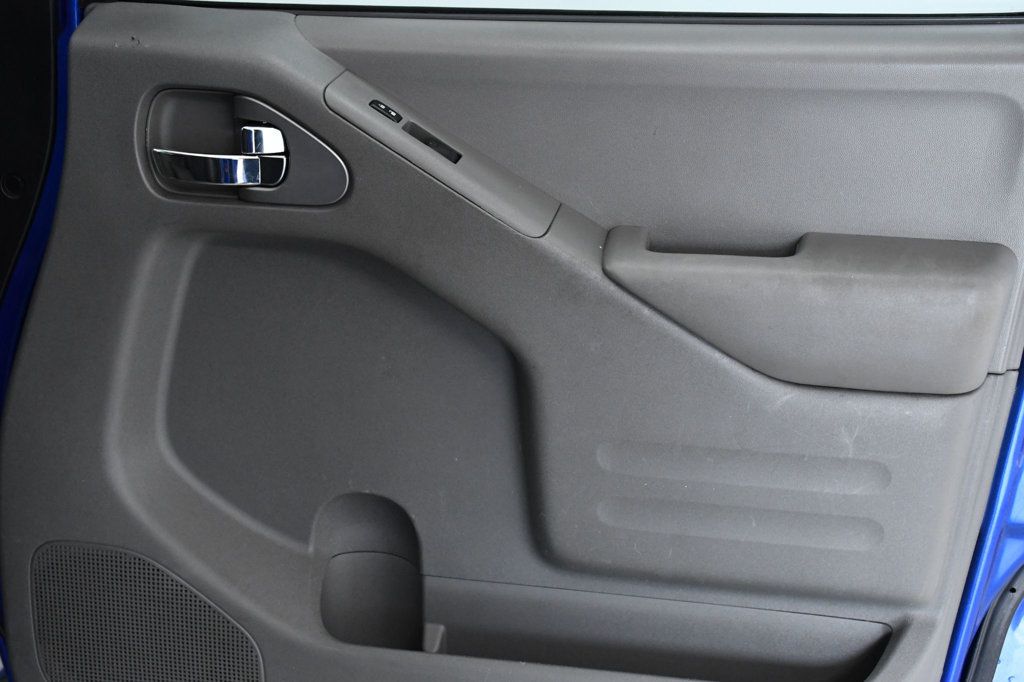 2015 Nissan Frontier 2WD Crew Cab SWB Automatic Desert Runner - 23011534 - 17