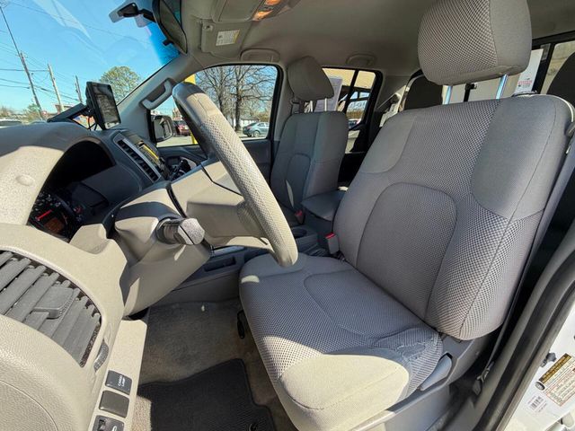 2015 Nissan Frontier 2WD Crew Cab SWB Automatic SV - 22985466 - 6