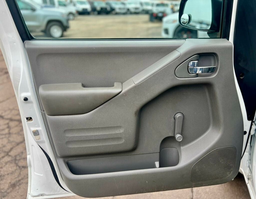 2015 Nissan Frontier 2WD King Cab I4 Automatic S - 22976920 - 9