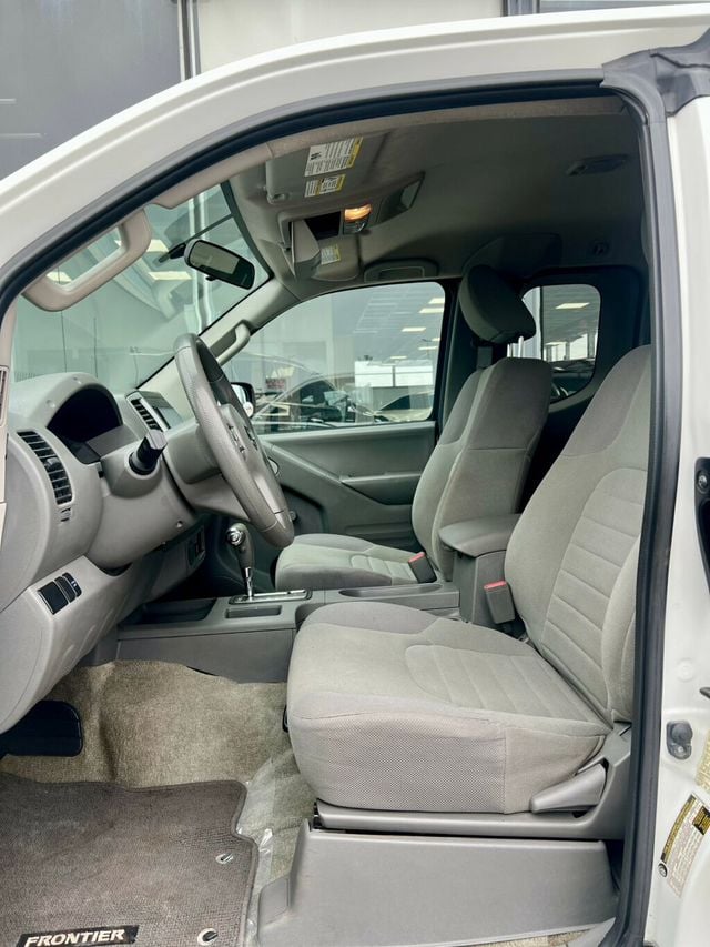 2015 Nissan Frontier 2WD King Cab I4 Automatic S - 22976920 - 11