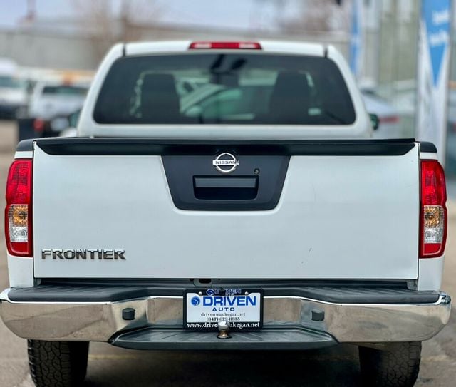 2015 Nissan Frontier 2WD King Cab I4 Automatic S - 22976920 - 28