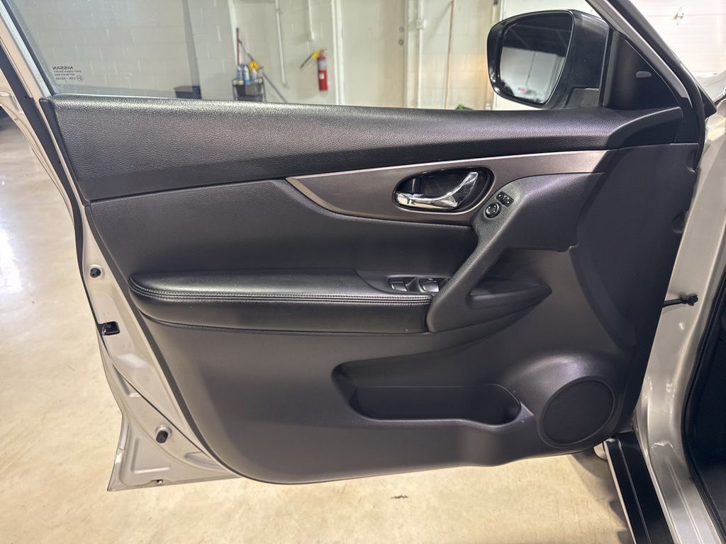 2015 Nissan Rogue FWD 4dr SV - 23031150 - 24