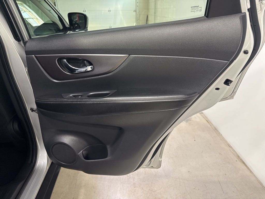 2015 Nissan Rogue FWD 4dr SV - 23031150 - 35