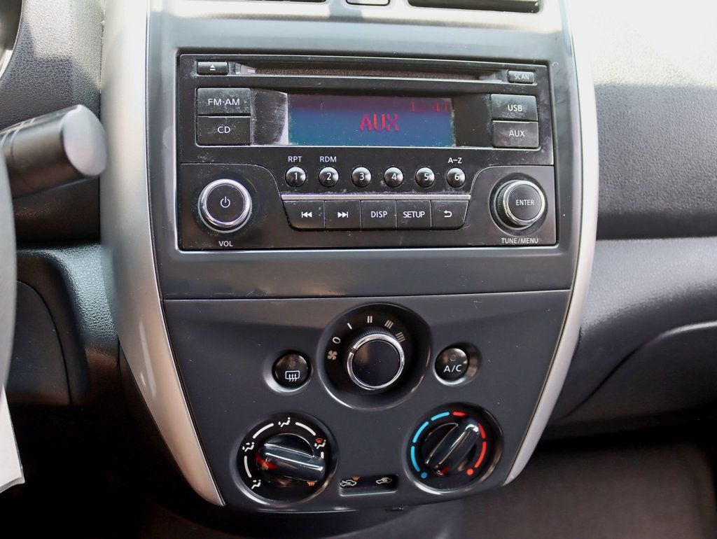 2015 Nissan Versa Sedan 1.6 SV photo 13