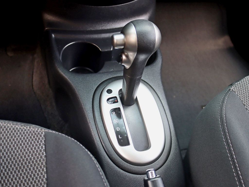 2015 Nissan Versa Sedan 1.6 SV photo 15