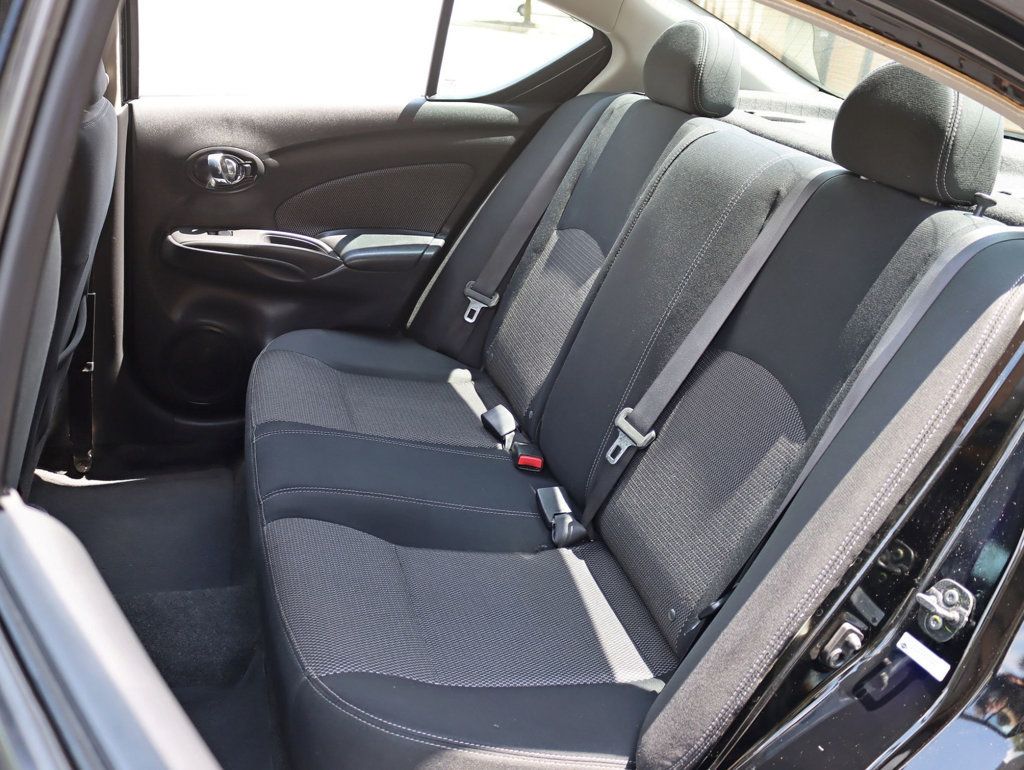 2015 Nissan Versa Sedan 1.6 SV photo 18