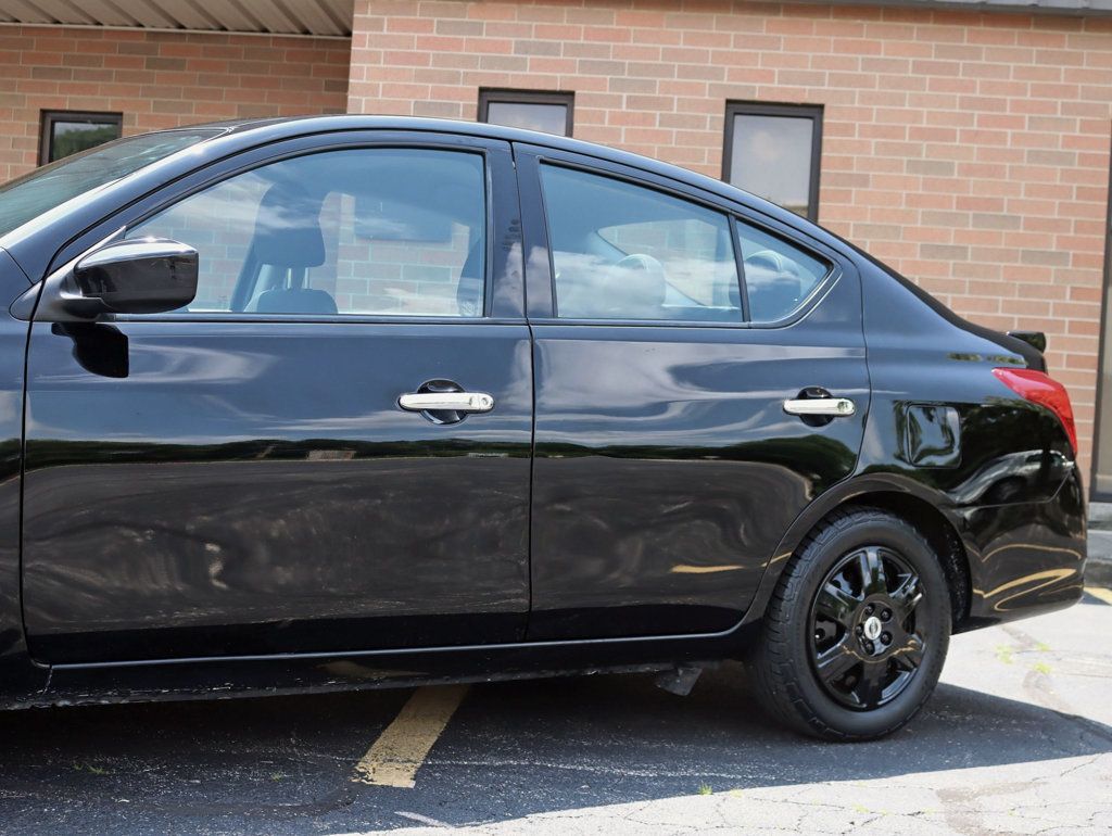2015 Nissan Versa Sedan 1.6 SV photo 2