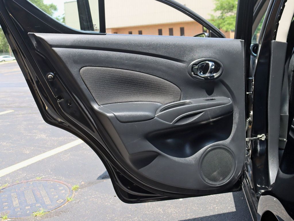 2015 Nissan Versa Sedan 1.6 SV photo 22