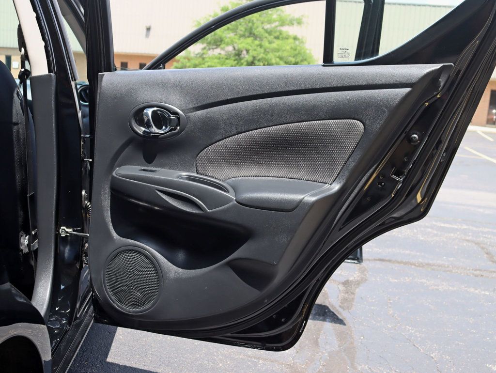 2015 Nissan Versa Sedan 1.6 SV photo 23