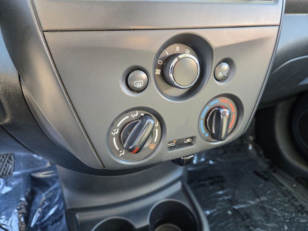 2015 Nissan Versa 4dr Sedan Manual 1.6 S - 22954453 - 17