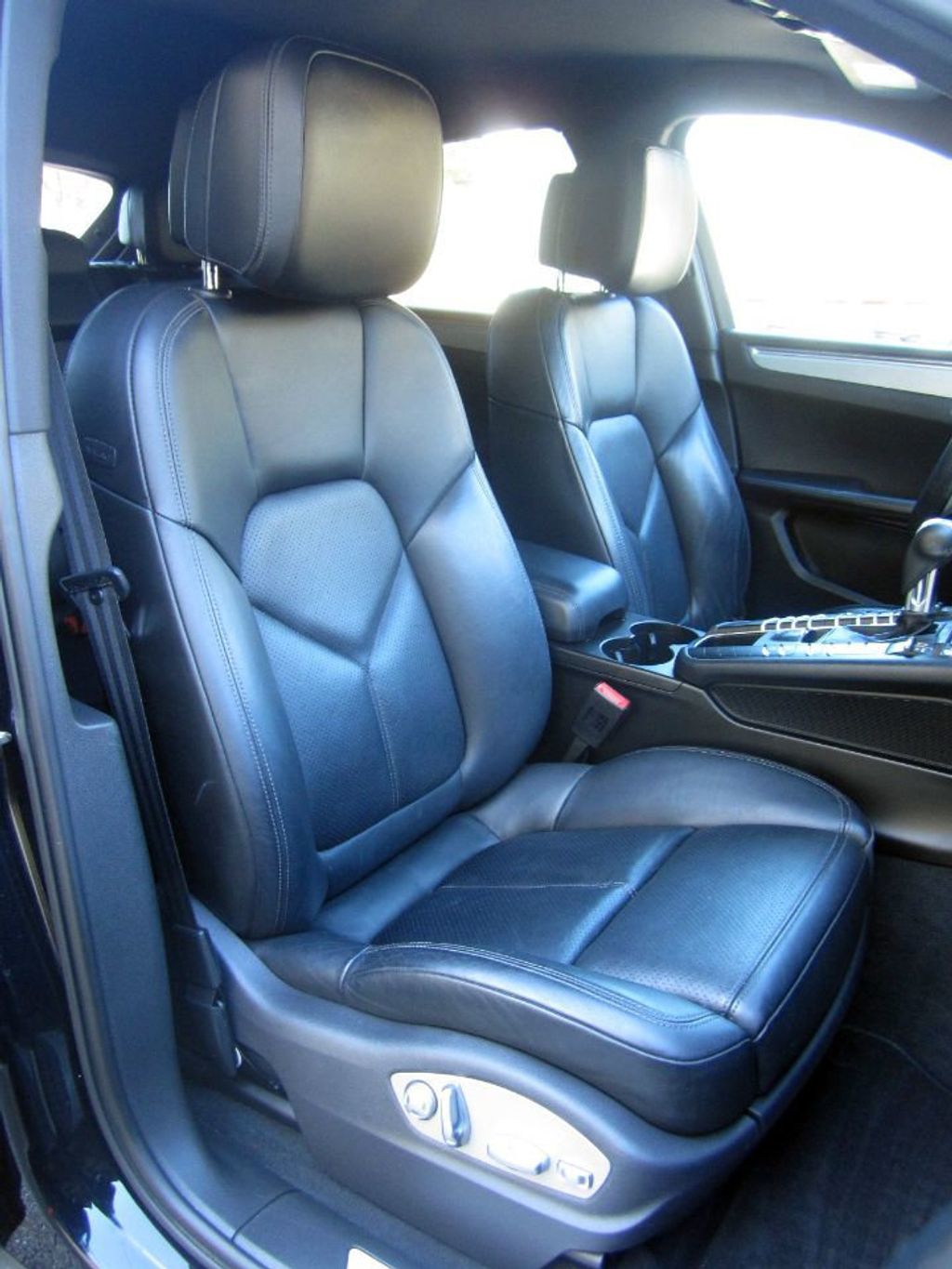 2015 Porsche Macan S photo 16