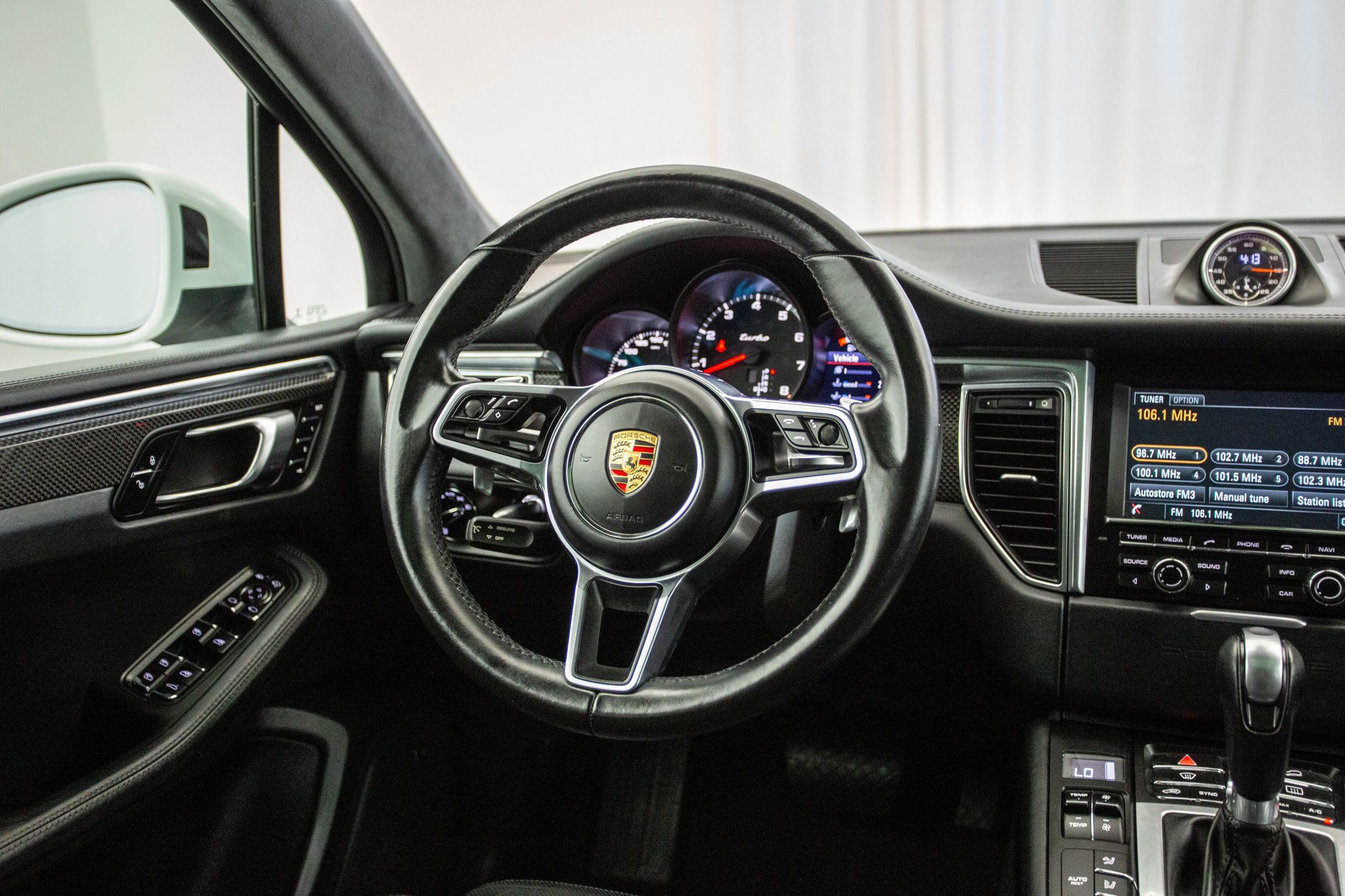 2015 Porsche Macan Turbo photo 5