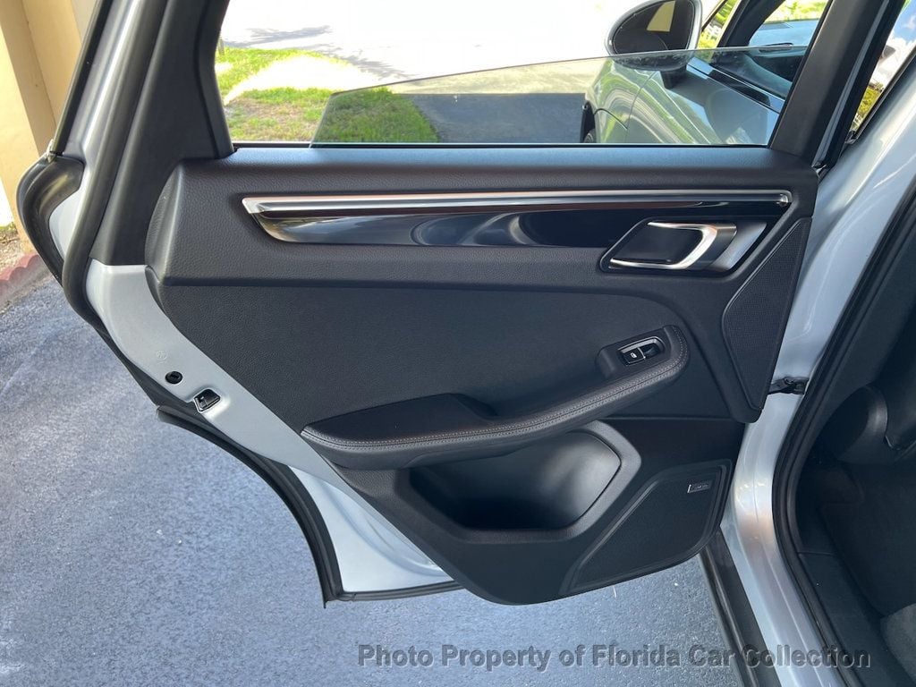 2015 Porsche Macan S photo 30