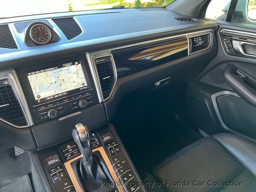 2015 Porsche Macan S photo 46