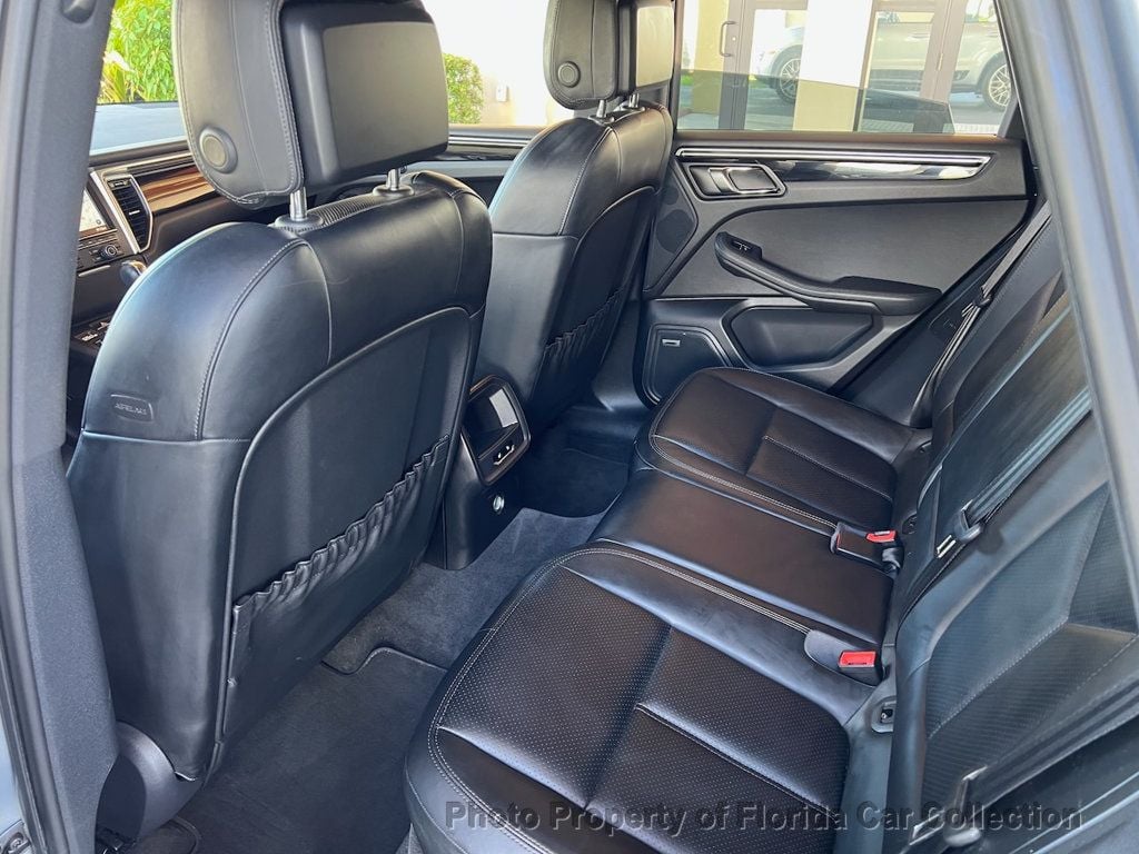 2015 Porsche Macan S photo 9