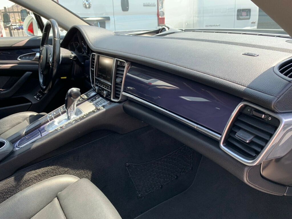 2015 Porsche Panamera 4 photo 12
