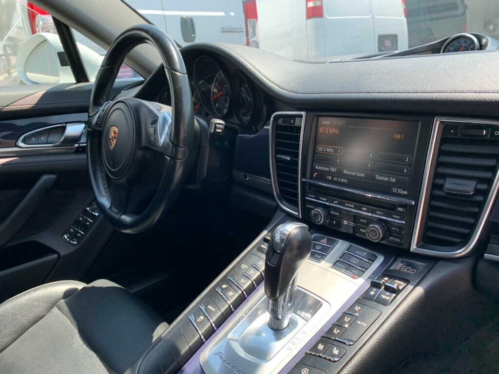 2015 Porsche Panamera 4 photo 15
