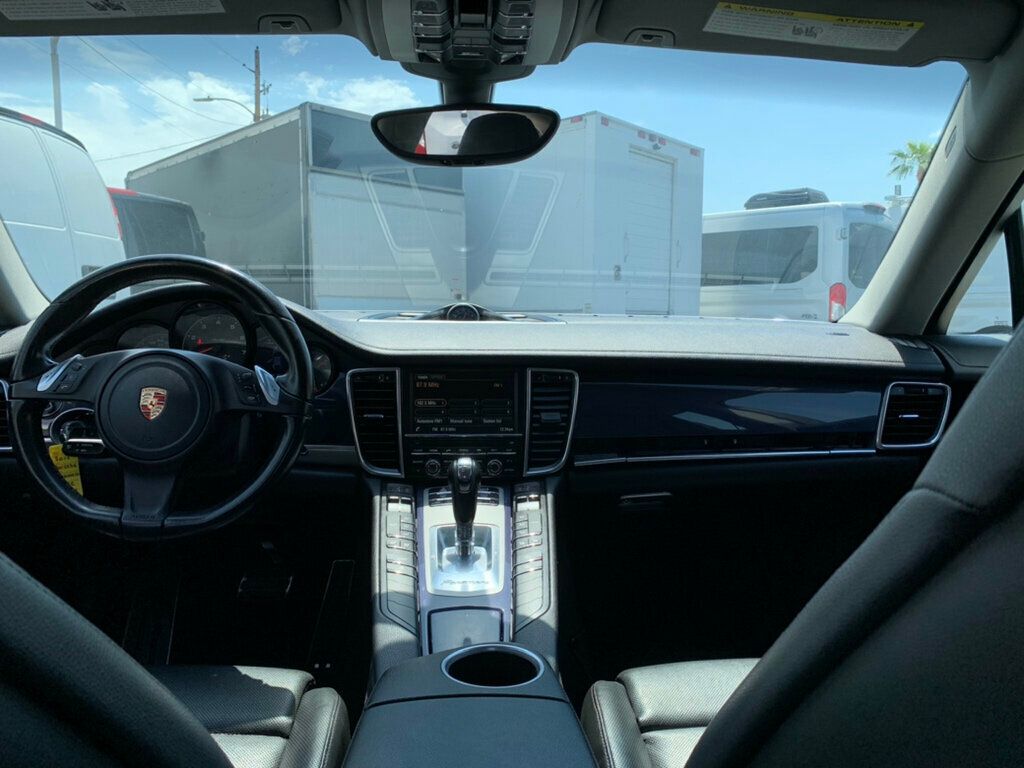 2015 Porsche Panamera 4 photo 18