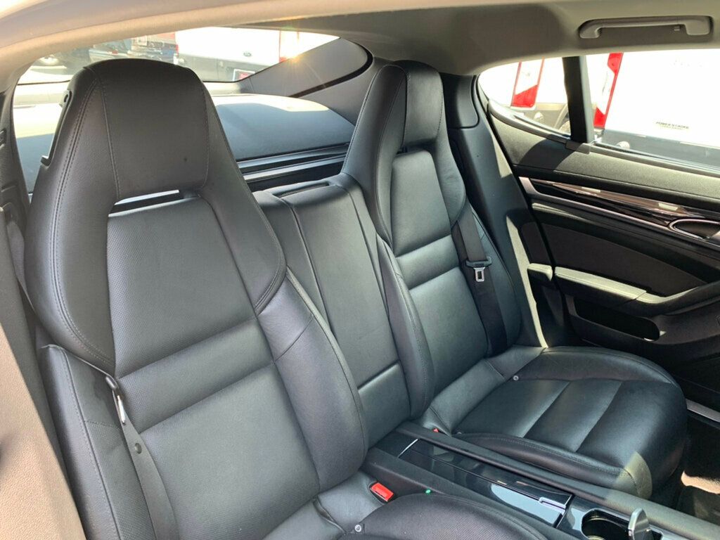 2015 Porsche Panamera 4 photo 28