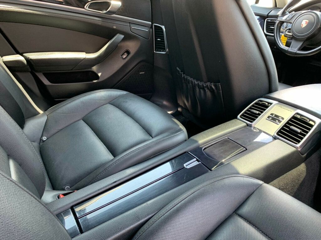 2015 Porsche Panamera 4 photo 30
