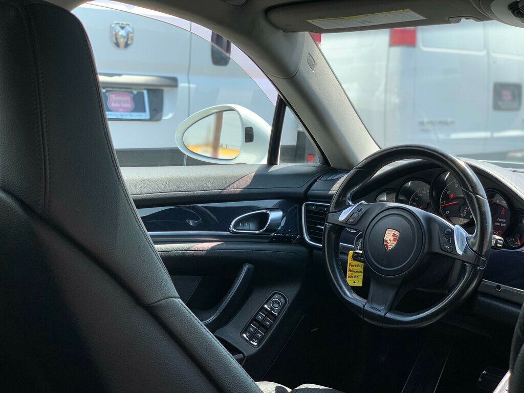 2015 Porsche Panamera 4 photo 31