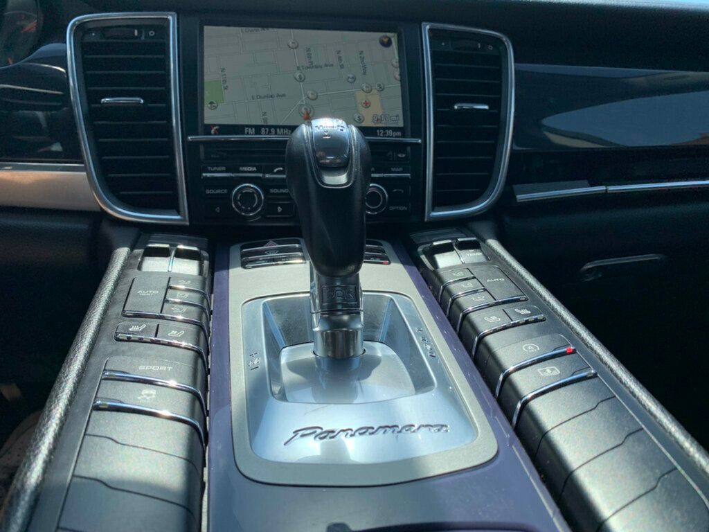 2015 Porsche Panamera 4 photo 39